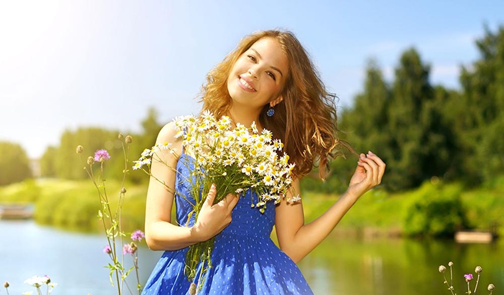 Радостная девушка с цветами