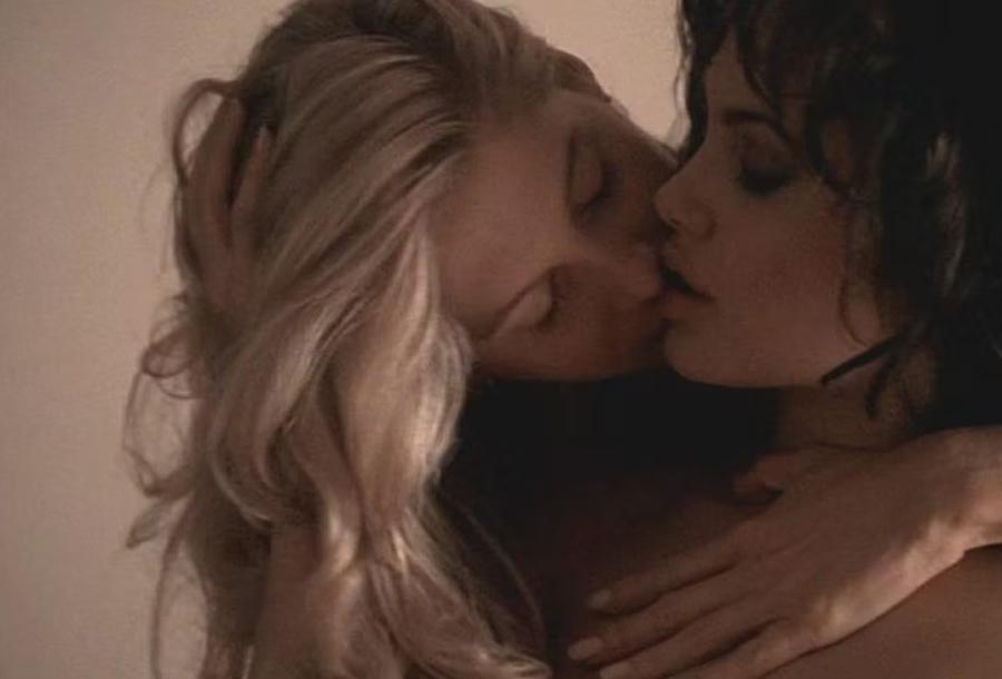Самые красивые поцелуи девушек в кино 11