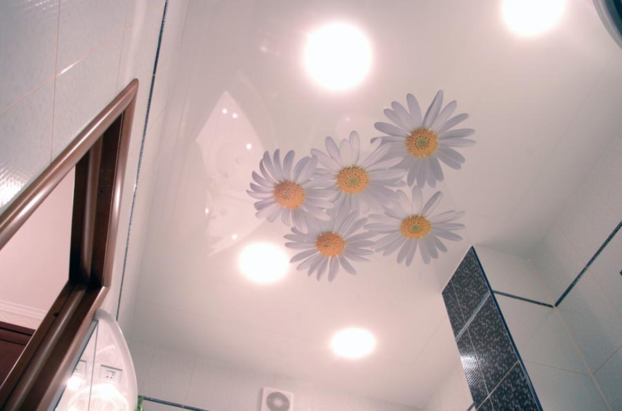Глянцевые натяжные потолки идеальны для ванной комнаты