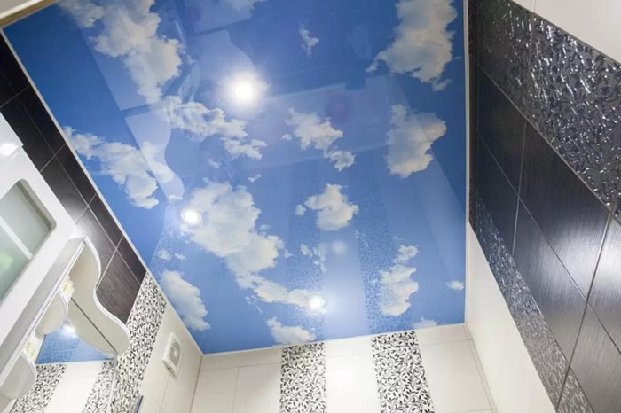 Глянцевый натяжной потолок идеален для ванной комнаты