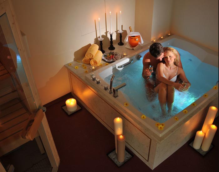 Романтические свечи в ванной