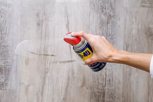 Убираем потертости с пола с помощью wd40
