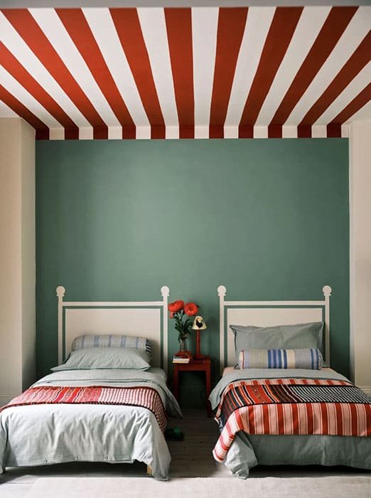 Яркий красно-белый полосатый потолок — звезда шоу в этой спальне. Красота!