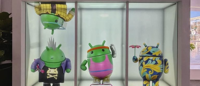Талисманы Google Android на стенде на выставке CES 2024