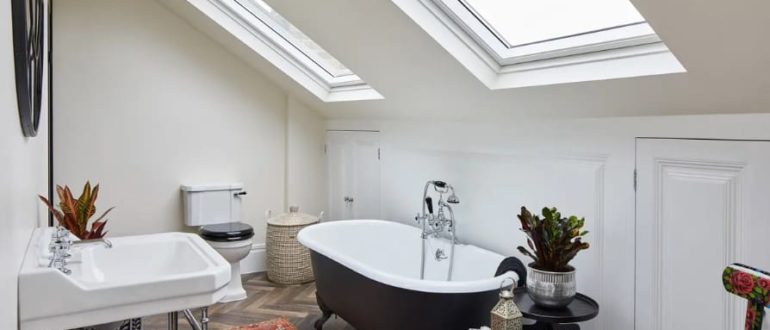 Большие потолочные фонари в этой ванной комнате в стиле лофт делают пространство больше. Красота!