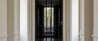 Игра контраста: черные межкомнатные двери в светлом интерьере
